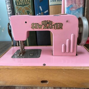 VINTAGE GERMAN KAY-EE SEW MASTER PINK CHILD'S WORKING SEWING