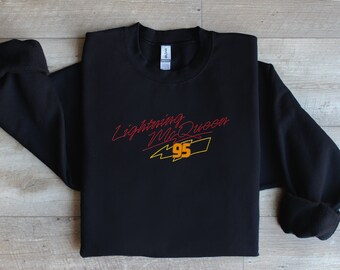 Lightning McQueen Signature Inspiriert: RevUp Disney Pixar Cars Einfaches Rennauto Geschenk für Ihn Radiator Springs Besticktes Sweatshirt Rundhalsausschnitt