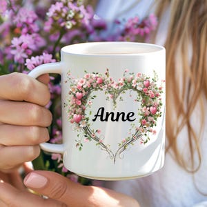 Mug floral personnalisé avec coeurs et fleurs. Mug Prénom