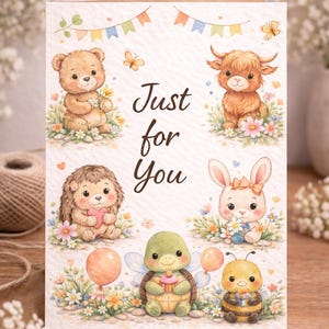 Może przedstawiać: Kartka okolicznościowa z napisem "Just for You" i ilustracjami uroczych zwierząt: misia, krowy szkockiej, jeża, królika, żółwia i pszczoły. Karta jest ozdobiona kwiatami i motylami.