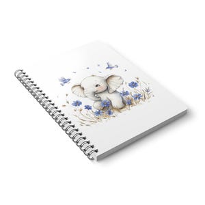 Cuaderno espiral con un bonito elefante y flores de maíz. Regalo de cumpleaños para amantes de la naturaleza y material escolar.