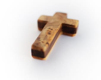 Croix de poche en bois faite à la main