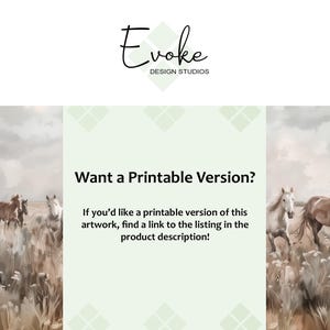 Pu&ograve; includere: Un'illustrazione digitale di cavalli che corrono attraverso un campo di erba alta. Il cielo &egrave; di un grigio tenue con nuvole bianche. Il testo "Vuoi una versione stampabile? Se desideri una versione stampabile di questa opera d'arte, troverai un link all'elenco nella descrizione del prodotto!" &egrave; visualizzato su uno sfondo verde chiaro.