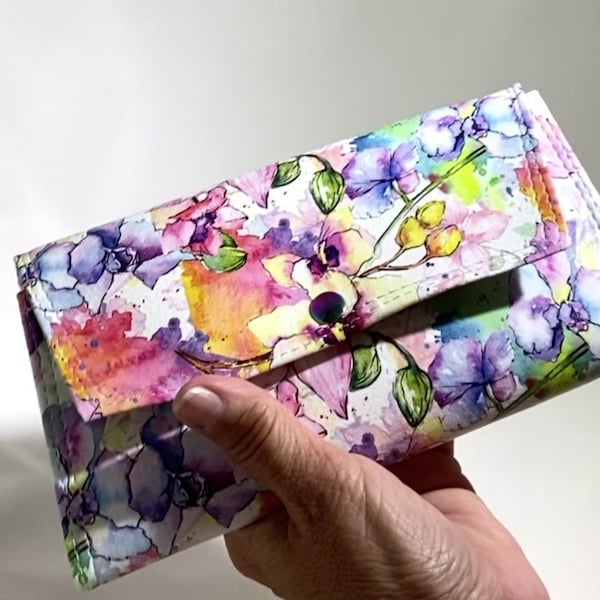 Ready to Ship Ladies Wallet Organizer Credit Cards Snap Closure Zippered Pocket Floral Vinyl