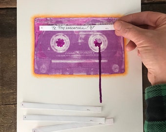 Impresión artística de cinta de casete modificada a mano con etiquetas adhesivas para personalizar.