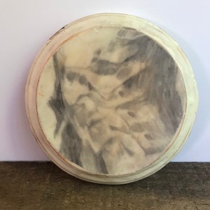 Puede incluir: Bandeja redonda de color crema con un dise&ntilde;o veteado gris y blanco. La bandeja tiene un borde elevado y un acabado liso y brillante. El dise&ntilde;o recuerda a la piedra natural, a&ntilde;adiendo un toque de elegancia a cualquier espacio. Mide unos 20 cm de di&aacute;metro.