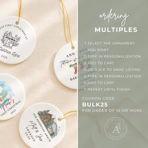 K&ouml;nnte beinhalten: Wei&szlig;e Weihnachtsbaumkugeln aus Keramik mit goldenem Faden, mit individuellem Text und Illustrationen. Zu den Designs geh&ouml;ren ein Haus, eine H&uuml;tte und Grafiken zum Thema Feiertage. Das Bild enth&auml;lt auch Anweisungen zur Bestellung von Mehrfachartikeln.