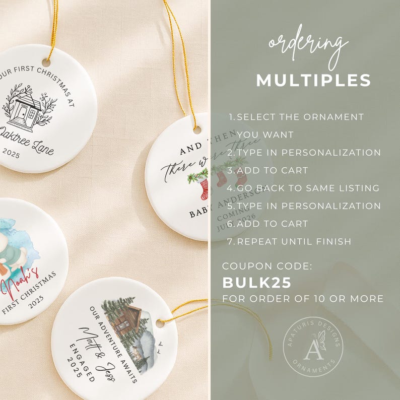 K&ouml;nnte beinhalten: Wei&szlig;e Weihnachtsbaumkugeln aus Keramik mit goldenem Faden, mit individuellem Text und Illustrationen. Zu den Designs geh&ouml;ren ein Haus, eine H&uuml;tte und Grafiken zum Thema Feiertage. Das Bild enth&auml;lt auch Anweisungen zur Bestellung von Mehrfachartikeln.