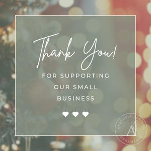K&ouml;nnte beinhalten: Ein quadratisches Bild mit einem verschwommenen Hintergrund aus Weihnachtsbeleuchtung. Der Text "Thank You!" ist in einer Schreibschrift, gefolgt von "FOR SUPPORTING OUR SMALL BUSINESS" in einer serifenlosen Schriftart. Drei wei&szlig;e Herzen sind darunter.