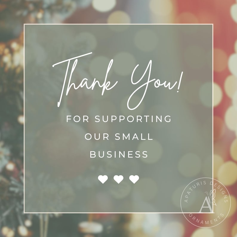 K&ouml;nnte beinhalten: Ein quadratisches Bild mit einem verschwommenen Hintergrund aus Weihnachtsbeleuchtung. Der Text "Thank You!" ist in einer Schreibschrift, gefolgt von "FOR SUPPORTING OUR SMALL BUSINESS" in einer serifenlosen Schriftart. Drei wei&szlig;e Herzen sind darunter.
