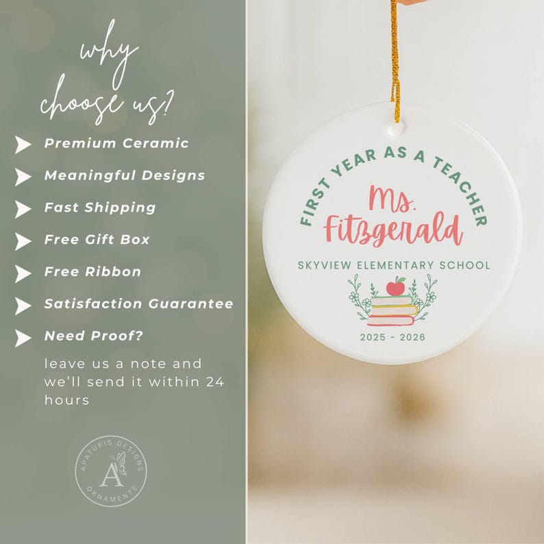 K&ouml;nnte beinhalten: Runder wei&szlig;er Keramikschmuck mit goldenem Faden. Der Schmuck tr&auml;gt den Text "First Year as a Teacher Ms. Fitzgerald" in Rosa und Gr&uuml;n. Er zeigt einen Stapel B&uuml;cher und eine Apfelgrafik mit Schulnamen und den Jahren 2025-2026.