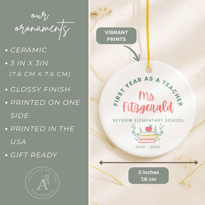 K&ouml;nnte beinhalten: Keramik-Ornament, 7,6 cm x 7,6 cm, mit gl&auml;nzendem Finish. Das Ornament zeigt den Text "First Year as a Teacher Ms. Fitzgerald" und "Skyview Elementary School". Enth&auml;lt einen Stapel B&uuml;cher und einen Apfel.