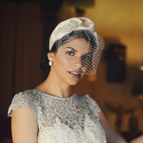 Elegant ivory bridal headband with net Birdcage veil, Minimalistic white wedding headpiece, Vintage wavy satin bridal headpiece for bride
