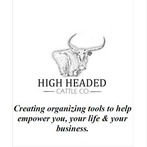 以下が含まれることがあります： 「HIGH HEADED - CATTLE CO.」というテキストと「あなた、あなたの生活、そしてあなたのビジネスを力づけるための整理ツールを作成します。」というキャッチフレーズが書かれた、牛の白黒のイラスト