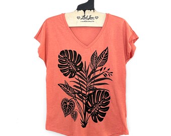 Camiseta mediana con cuello en V para mujer con mezcla triple de brezo terracota y estampado de plantas tropicales