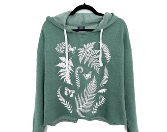 Mujer Grande - Sudadera con capucha recortada suave de color verde jaspeado con serigrafía a mano de helechos y mariposas