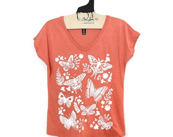 Mediano - Heather Terracota Tri blend Camiseta para mujer con cuello en V y estampado de mariposas y polillas