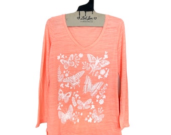 Señoras medianas - Camiseta desgastada de manga larga para mujer de color coral neón con serigrafía de polillas y mariposas