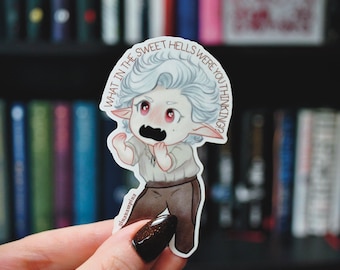 Puede incluir: Una pegatina de un elfo de dibujos animados con cabello blanco y ojos rojos. El elfo lleva una camisa blanca y pantalones marrones. La pegatina tiene el texto "WHAT IN THE SWEET HELLS WERE YOU THINKING?" alrededor del elfo.
