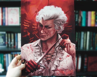 Puede incluir: Lámina artística que representa a un personaje con cabello blanco y orejas puntiagudas, cubierto de sangre. El personaje sostiene una daga ensangrentada y viste una camisa blanca con cordones. El fondo es rojo oscuro con texto estilizado.
