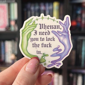 Peut inclure: Un autocollant avec le texte "Whenan, I need you to lock the fuck in." L'autocollant présente des mains vertes et violettes avec une bordure décorative. L'autocollant est tenu par une personne.
