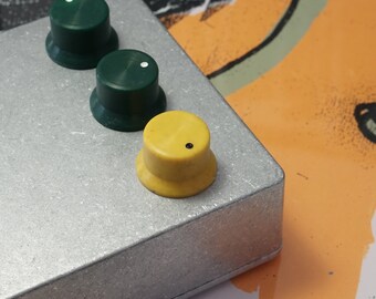 Gelber Knopf. Knopf für Effektpedale, Synthesizer, Gitarre, Verstärker, Mixer, Module. Handgefertigte Kreation aus recyceltem Kunststoff.