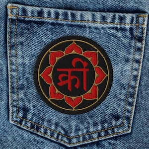 Puede incluir: Un juego de tres tazas de cerámica con un acabado moteado y mate. Las tazas son de color crema, gris claro y gris oscuro. Cada taza tiene un diseño simple y minimalista, ideal para café o té.