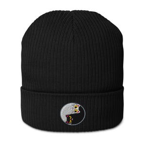Peut inclure: Bonnet noir avec une texture en tricot côtelé. Le bonnet présente un motif brodé circulaire d'un symbole yin-yang avec des visages de chat. Un chat est blanc, l'autre noir, tous deux avec des yeux jaunes et des détails roses.