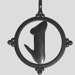 Puede incluir: Colgante gris oscuro con el número "1" dentro de un marco circular. El marco está adornado con pequeños acentos esféricos en los puntos cardinales. El colgante tiene un lazo en la parte superior para una cadena.