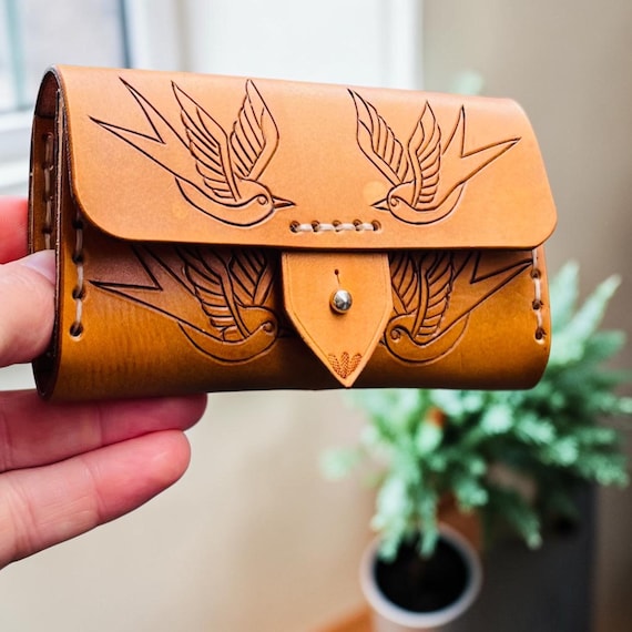 Portefeuille en cuir fait main – Porte-cartes, monnaie et billets – Repoussage artisanal – Fermeture bouton pression – Unisexe