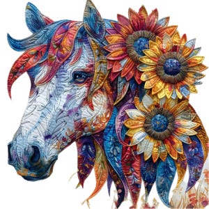 Puede incluir: Una cabeza de caballo blanca con un diseño floral colorido. La crin y la cara del caballo están cubiertas con un mosaico de flores de tela, incluyendo girasoles, en tonos de rojo, naranja, amarillo, azul y morado.