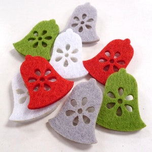 Könnte beinhalten: Sortiment an Filz-Weihnachtsglöckchen in Rot, Grün, Weiß und Grau. Jede Glocke hat ein ausgeschnittenes Schneeflockenmuster.