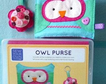 Può includere: Un kit di artigianato per realizzare un portafoglio di feltro a forma di gufo con chiusura a zip e un portachiavi a forma di fiore di feltro. Il kit include tutti i materiali necessari per realizzare il portafoglio e il portachiavi. Il kit è progettato da paper-and-string.