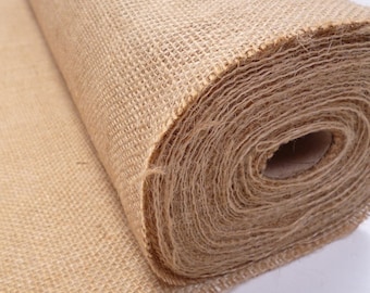 Könnte beinhalten: Eine Rolle aus natürlichem braunem Jutegewebe. Der Stoff ist mit einer lockeren, offenen Webart gewebt und hat eine raue Textur.