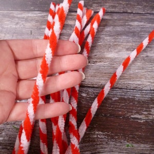 Puede incluir: Un paquete de limpiapipas rayados rojos y blancos. Los limpiapipas son suaves y flexibles, y son perfectos para manualidades.