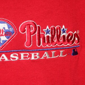 Philadelphia Phillies DEADSTOCK Majestic Embroidered Left Chest Red Tshirt Vintage 1990s image 3