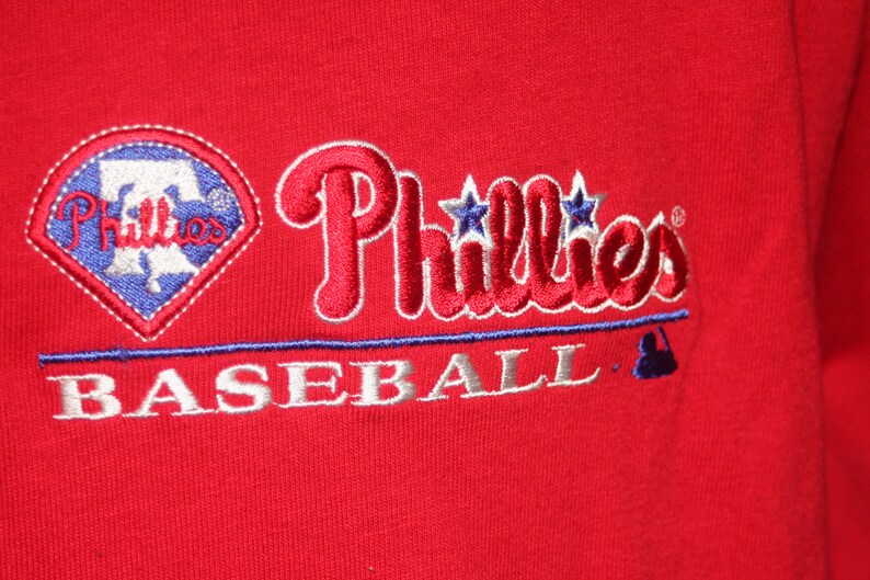 Philadelphia Phillies DEADSTOCK Majestic Embroidered Left Chest Red Tshirt Vintage 1990s image 3