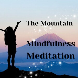 Könnte beinhalten: Silhouette einer Person mit erhobenen Armen, die auf einem Berggipfel steht und einen Blick auf eine Bergkette im Hintergrund bietet. Der Text "The Mountain Mindfulness Meditation" ist über das Bild gelegt.