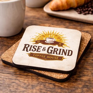 Puede incluir: Posavasos cuadrado con reverso de corcho. El posavasos presenta las palabras "Rise & Grind Coffee House" en letras marrones y doradas, con un sol y un gráfico de taza de café. El posavasos está sobre una superficie de madera.