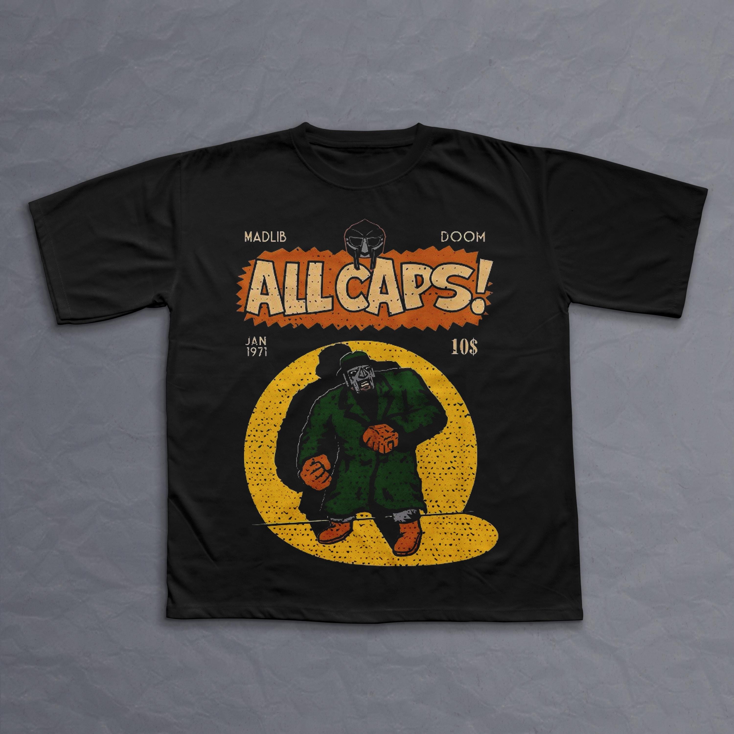 ✈ MADLIB MF DOOM (ALL CAPS!) Tシャツ Comfort Colors Madlib Doom All Caps Shirt, Mf Doom Shirt, Mf