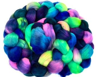 Nemesis SC - 4 oz hand painted wool combed top, roving, spinning fiber, handspinning, felting, mirrored gradient