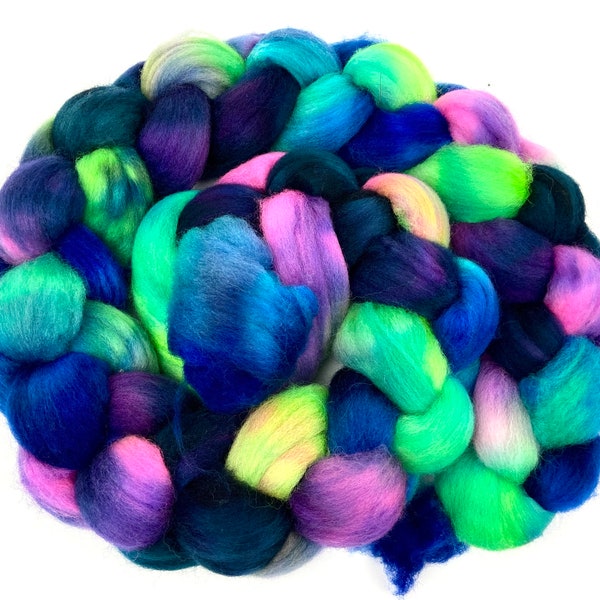 Nemesis SC - 4 oz hand painted wool combed top, roving, spinning fiber, handspinning, felting, mirrored gradient