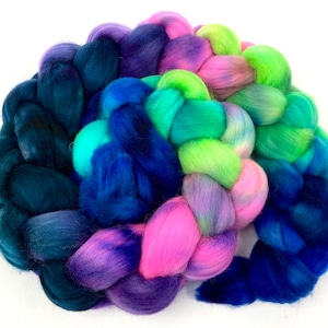 Nemesis MG - 4 oz hand painted wool combed top, roving, spinning fiber, handspinning, felting, mirrored gradient