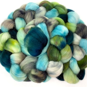 Cool River SC - 4 oz hand dyed wool combed top, roving, spinning fiber, handspinning, felting, shorter, repeating colors