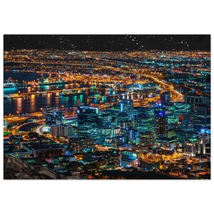 Op de afbeelding: Een bruisende stadsgezicht bij nacht, verlicht door talloze lichten. Wolkenkrabbers en gebouwen met teal en gele lichten domineren de voorgrond. De afbeelding toont een drukke stedelijke omgeving met een donkere hemel bezaaid met sterren.