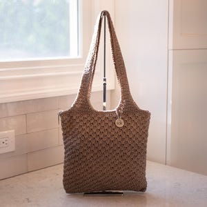 ¡Como nuevo! Bolso bohemio de crochet Sak Taupe - Diseño sencillo - Impecable, en excelente estado