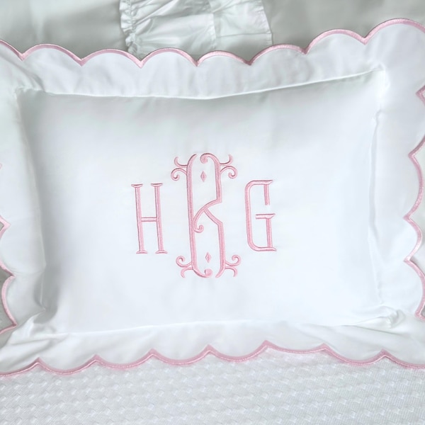 Almohada de bebé con monograma inicial bordado personalizado, funda de almohada festoneada, decoración para bebé personalizada, almohada de guardería con monograma, regalo para bebé