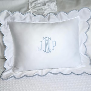 Cuscino con iniziale ricamata, cuscino per neonati personalizzato ricamato, federa per cuscino a forma di conchiglia, decorazioni personalizzate per neonati, cuscino per cameretta con monogramma