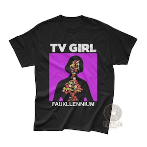 Può includere: T-shirt nero con la scritta "TV GIRL" sopra un quadrato viola. All'interno del quadrato c'è la sagoma di una persona piena di pillole colorate. Il testo "FAUXLLENNIUM" è sotto il quadrato.