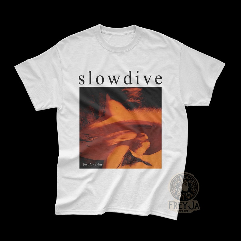 以下が含まれることがあります： 「slowdive」というバンドのグラフィックプリントと「just for a day」というテキストが書かれた白いTシャツ。